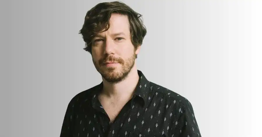 A Justiceira: Elenco, Onde Assistir e Tudo Sobre o Thriller de Vingança 5 John Gallagher Jr