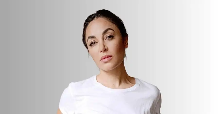 A Crise dos Caras: Elenco, Onde Assistir e Tudo Sobre 8 Mona Pirzad