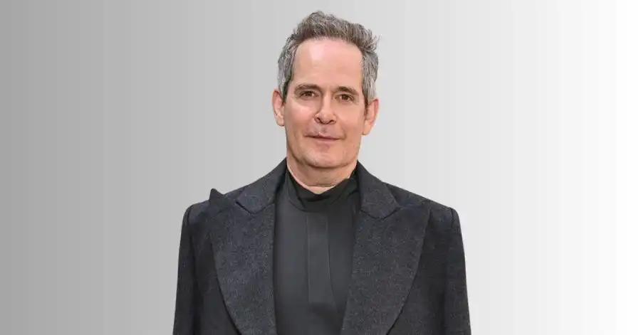 Monstro: A História de Ed Gein | Elenco, Onde Assistir e Tudo Sobre 5 Tom Hollander