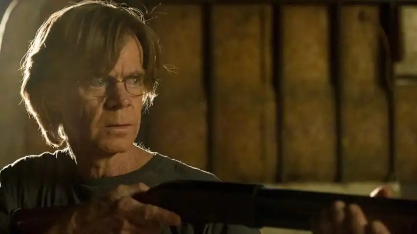 Herança de Sangue: Sinopse, Elenco Completo, Crítica e Onde Assistir 6 William H. Macy assume o papel de Kirby