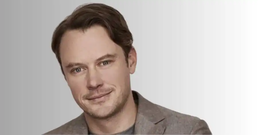 O Homem Invisível (2020): Elenco, Onde Assistir e Tudo Sobre 8 Michael Dorman