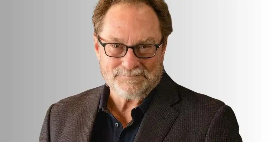 Um Dia Fora de Controle (2025): Elenco, Onde Assistir e Tudo Sobre 7 Stephen Root
