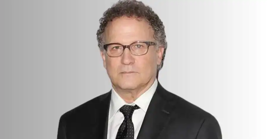 1975: O Ano do Colapso (2025) | Elenco, Onde Assistir e Tudo Sobre 6 Albert Brooks