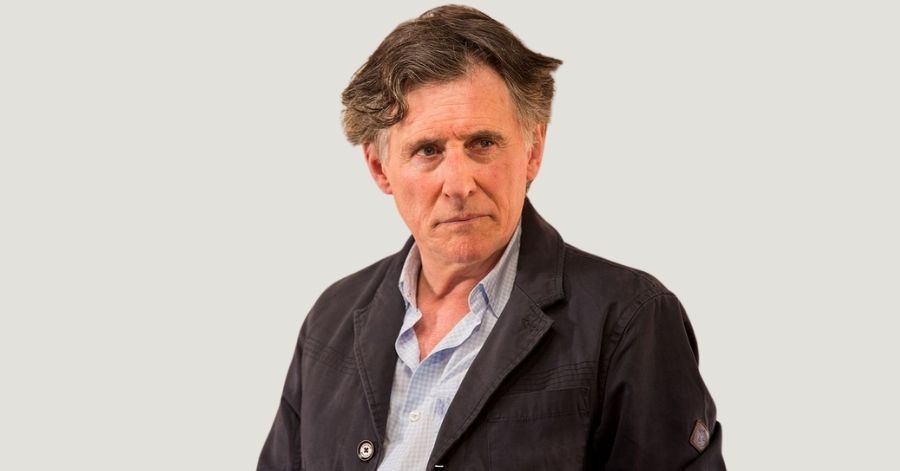 Bailarina (2025): Elenco, Onde Assistir e Tudo Sobre 4 Gabriel Byrne