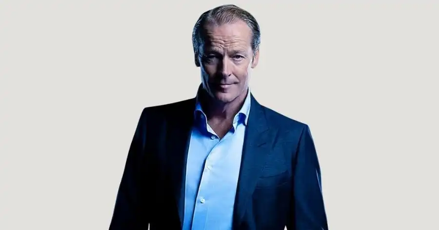 Os Sete Relógios de Agatha Christie (2026): Elenco, Onde Assistir e Tudo Sobre 5 Iain Glen