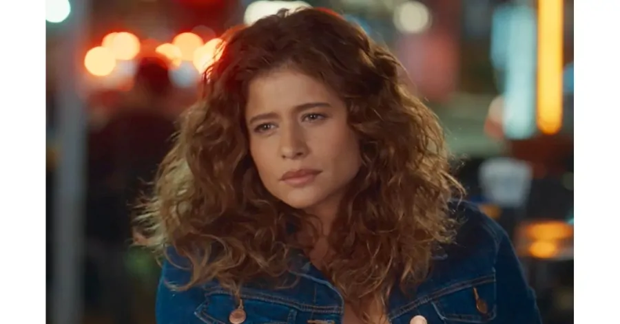 Pessoa com cabelo cacheado e jaqueta