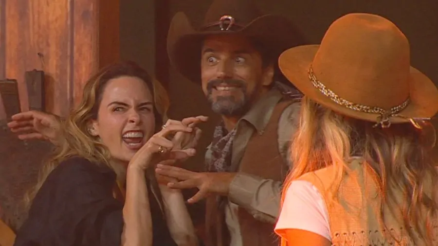 Ana Paula Renault retorna do Barrados no Baile e posa ao lado de Alberto Cowboy na casa do BBB 26, em um momento de clima tenso e irônico entre os dois participantes.