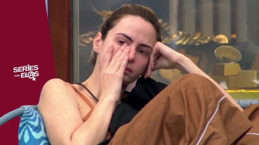 Ana Paula Renault chorando e secando as lágrimas