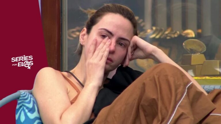 Ana Paula Renault chorando e secando as lágrimas