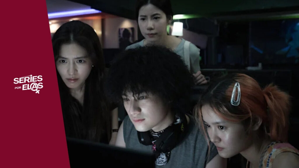 Grupo de jovens assistindo algo intrigante.