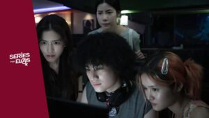 Grupo de jovens assistindo algo intrigante.