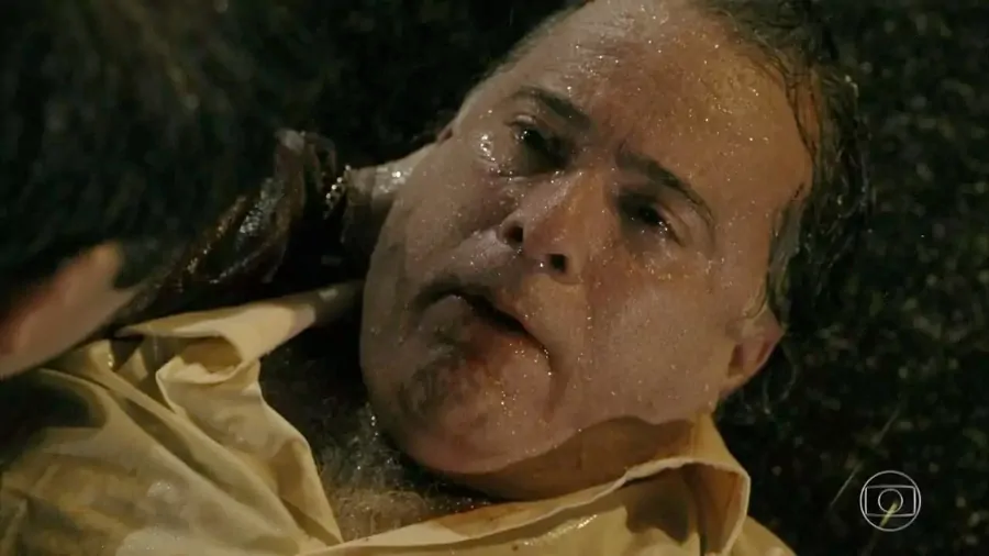 Genésio (Tony Ramos) agonizando após ser atropelado por Tufão na Avenida Brasil, cena marcante do primeiro capítulo da reprise de 2026