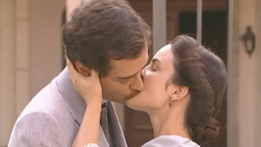 Marco Antônio e Rosana se beijam em cena romântica de época, destacando o amor intenso do casal em momento decisivo da trama