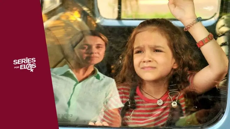 Rita criança sendo levada e abandonada no lixão por Carminha e Max em Avenida Brasil – cena icônica da reprise