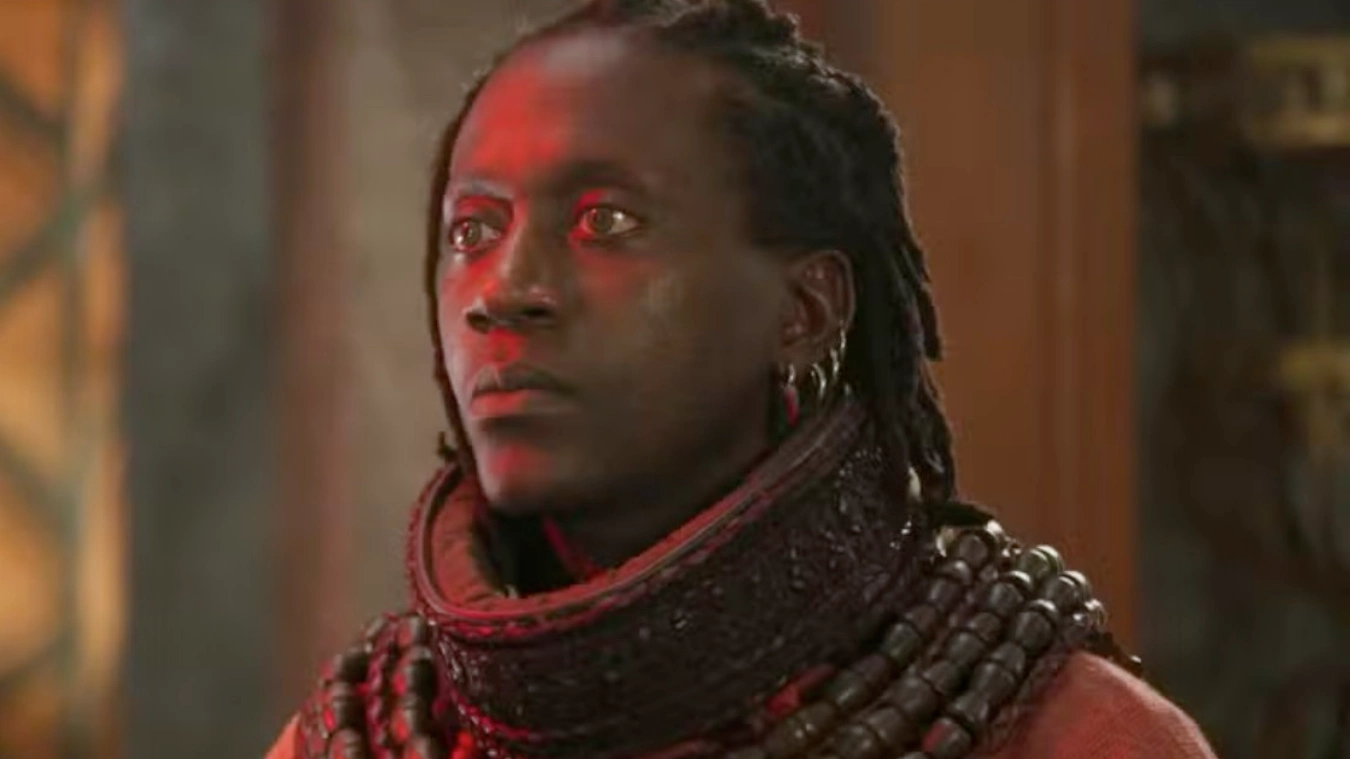 Dumi com colares e olhar intenso