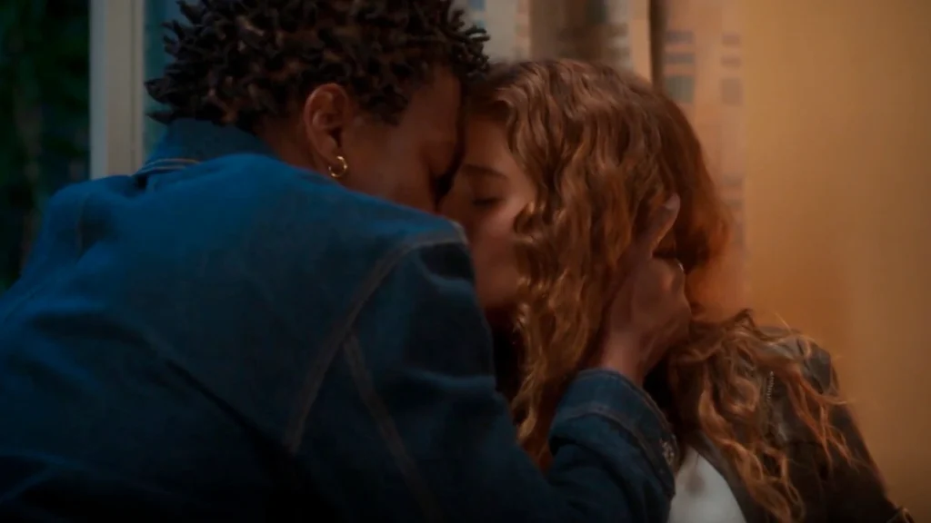 leandro e agrado se beijando em um quarto