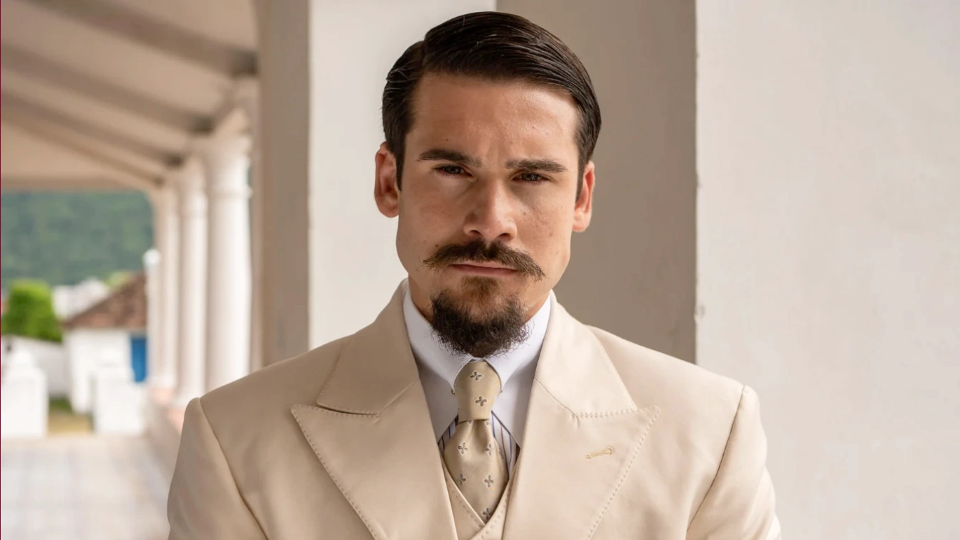 Mirinho com traje elegante e sério.