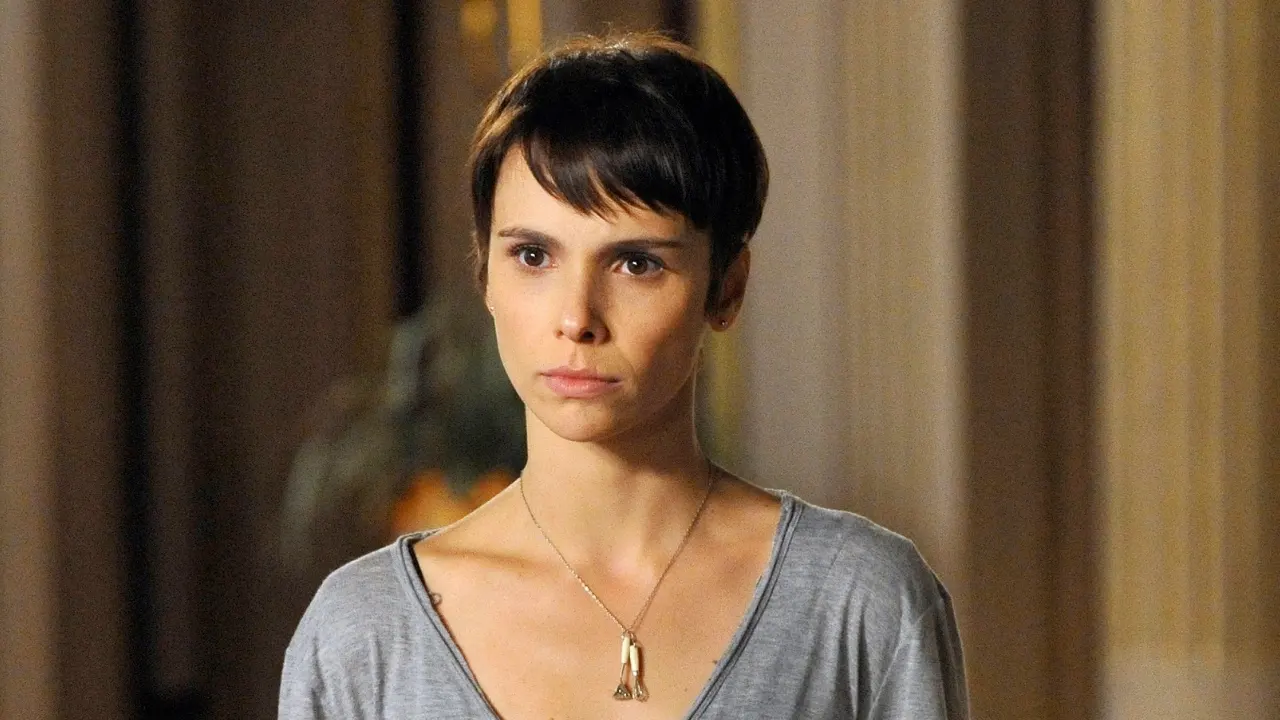 Nina em Avenida Brasil com cabelo curto e sério.