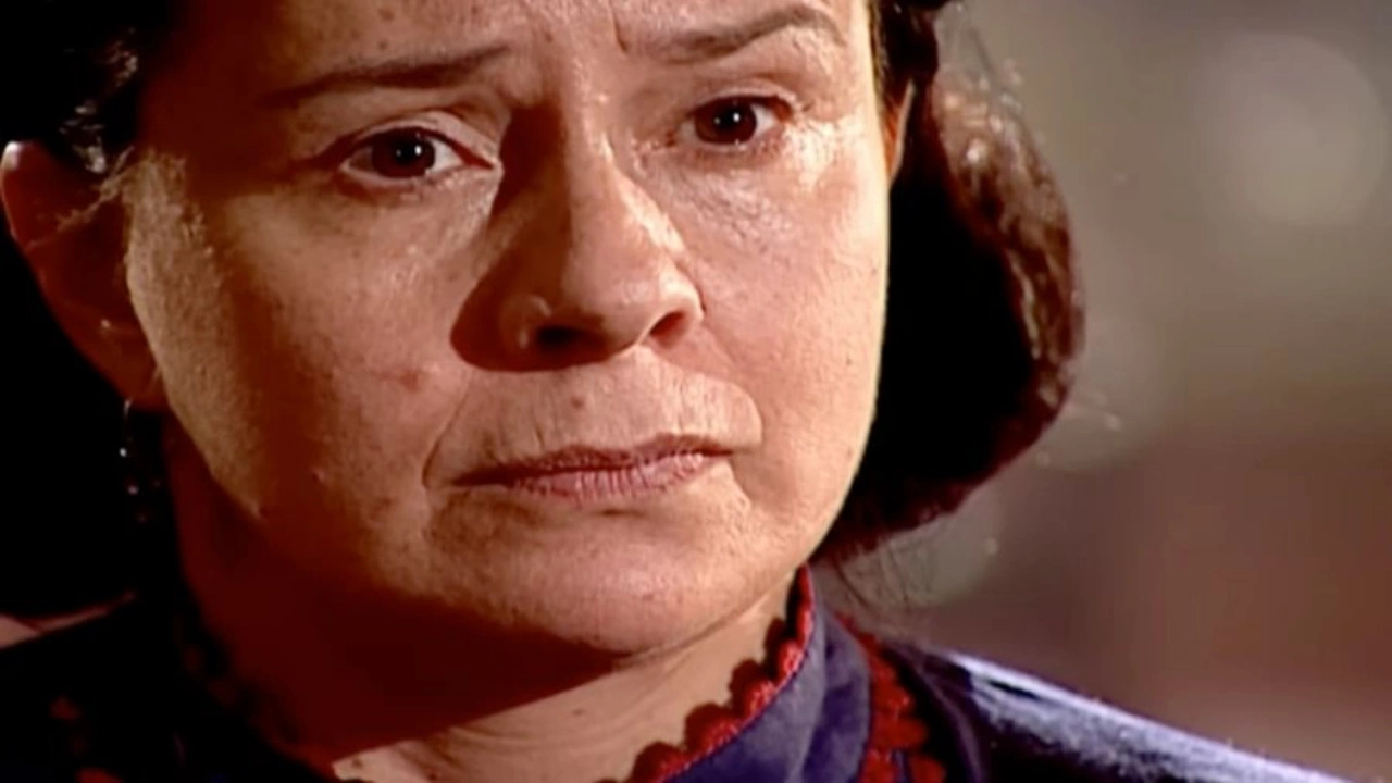 A personagem Maria do Socorro com expressão séria e pensativa na novela Terra Nostra