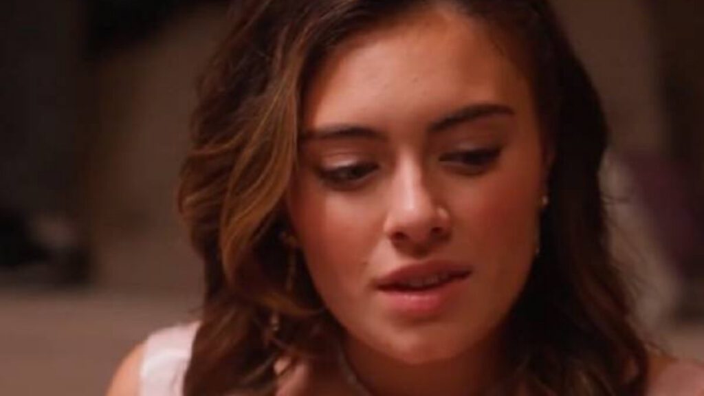 Um Verão no Meio de Tudo (The Summer in Between): Elenco, Sinopse e Tudo Sobre 3 Bella Mraz como Emily