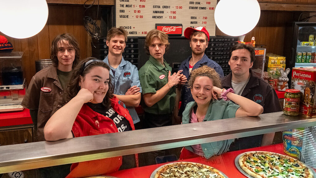 Elenco da série Salário Mínimo da Netflix reunido na pizzaria Slice Club
